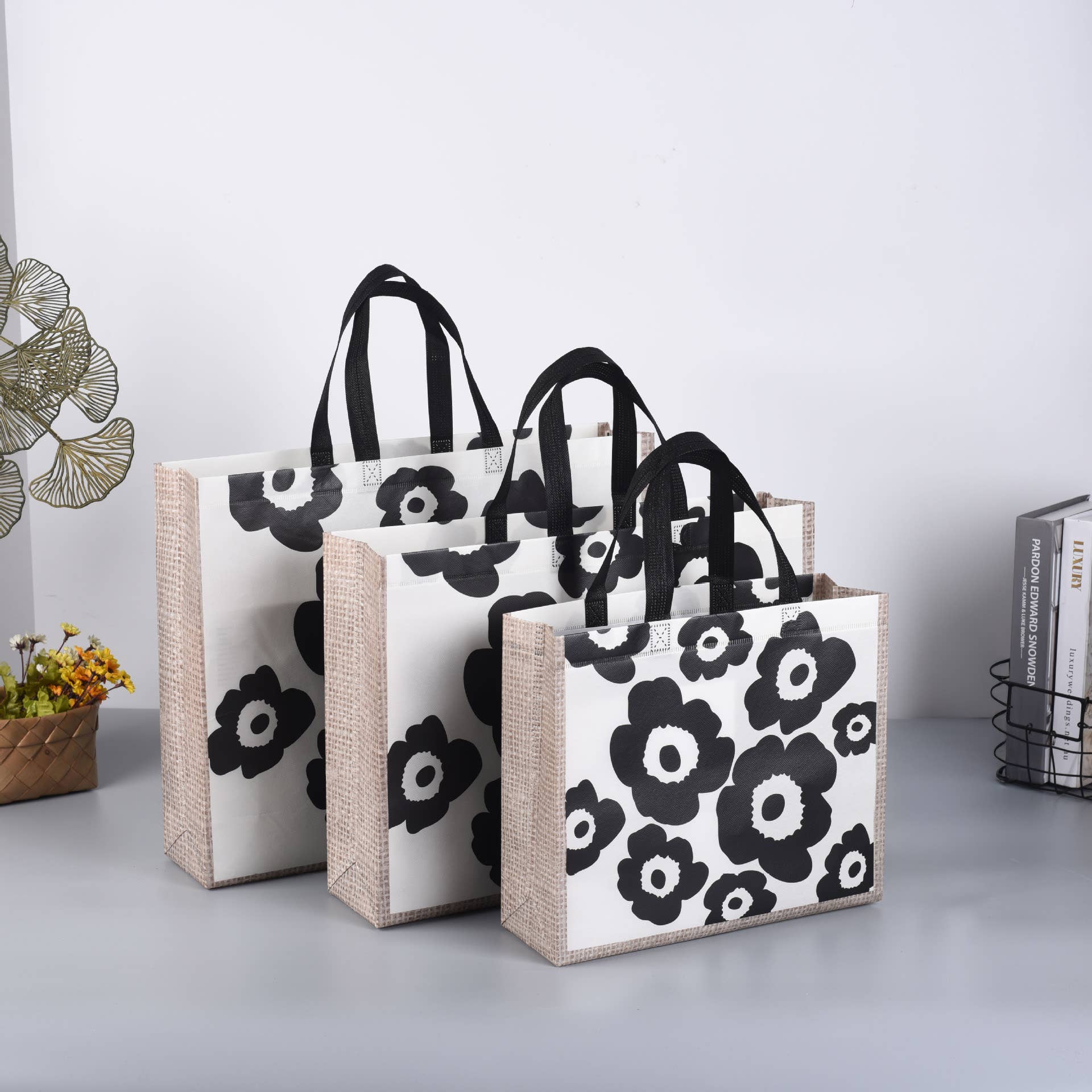 50pcs, 3 Sizes Classic Black Flower Non-woven Gift Bag